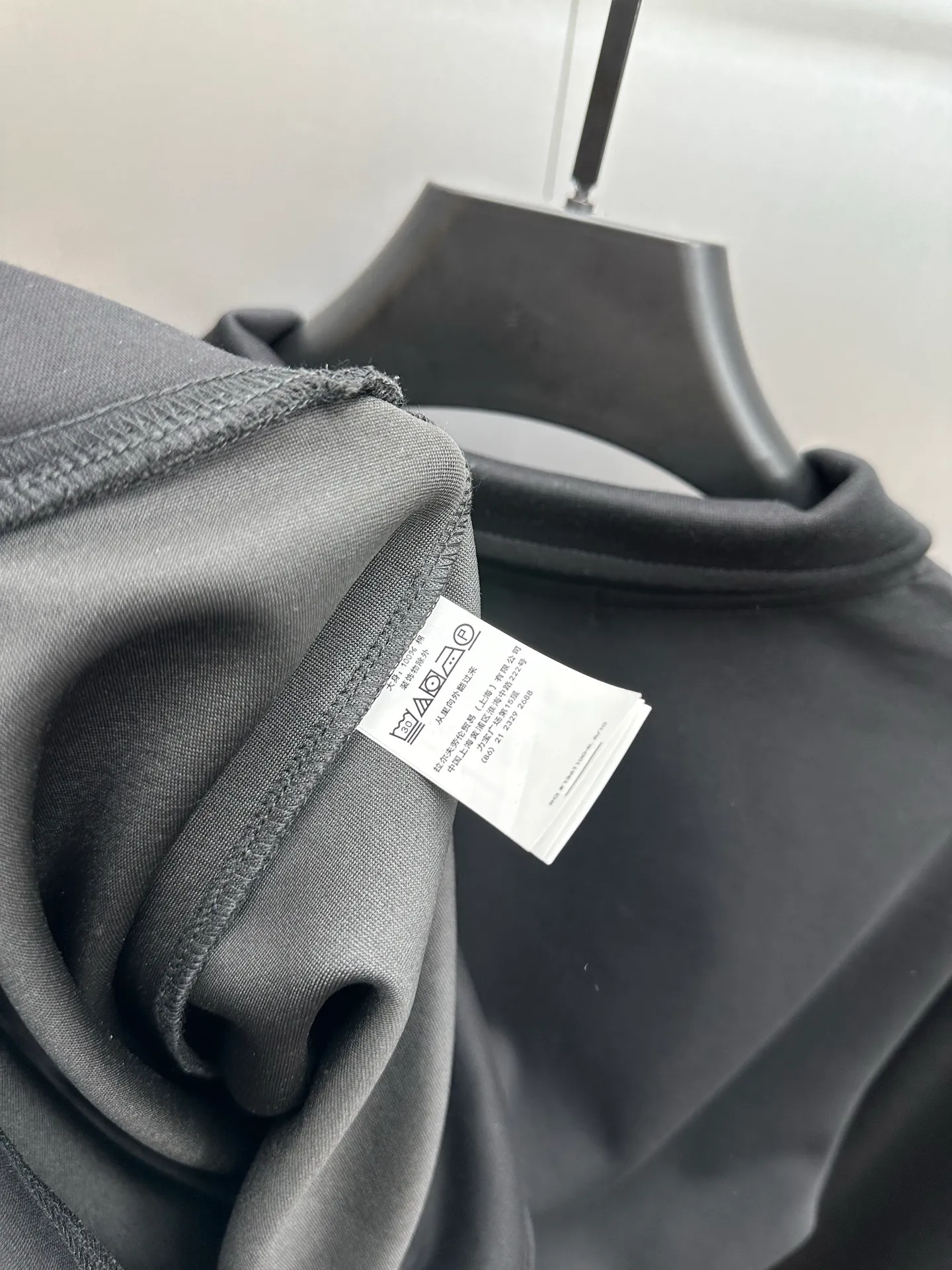 P260 Ralph Lauren/Ralph Lauren 2025 new lapel sweatshirt, classic pony logo embroidered Polo shirt, simple and versatile ~ super delicate and soft, close to the body without being tied. Perfectly reflects the brand's sense of superiority. The fabric is full of three-dimensionality, the loose fit is standard, comfortable to stretch, unrestricted in movement, and highly practical to wear. Classic and simple style, with pony embroidery pattern on the chest, imported machines, three-dimensional and full. Original Polo milk white buttons, taking into account warmth and cool lines. Whether worn alone or layered, you can create different styles of fashion with just one piece. The workmanship is exquisite and shipped from a major foreign trade factory. It is all done by master craftsmen with many years of experience. Everything is of high standards and requirements. All fabrics and accessories are original custom-made and of high quality. It perfectly embodies the brand's sense of superiority, is highly wearable, and is high-end and classy. Versatile and versatile!  Color: black, white, gray, brown, navy size: S M L XL
